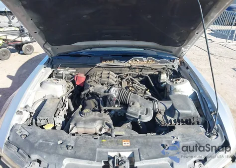 2011 Ford Mustang V6 Premium z USA, uszkodzony, nr VIN 1ZVBP8AM7B5146676